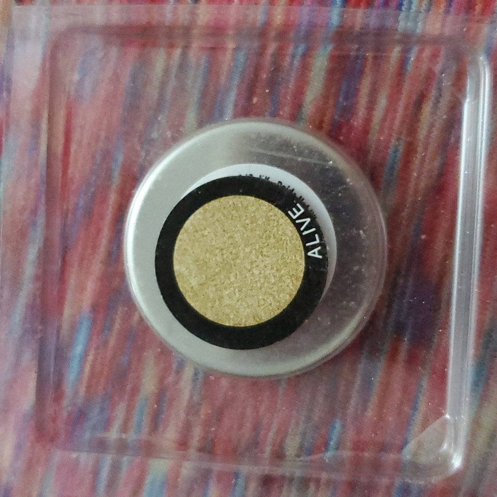 Younique Eye Shadow in Alive